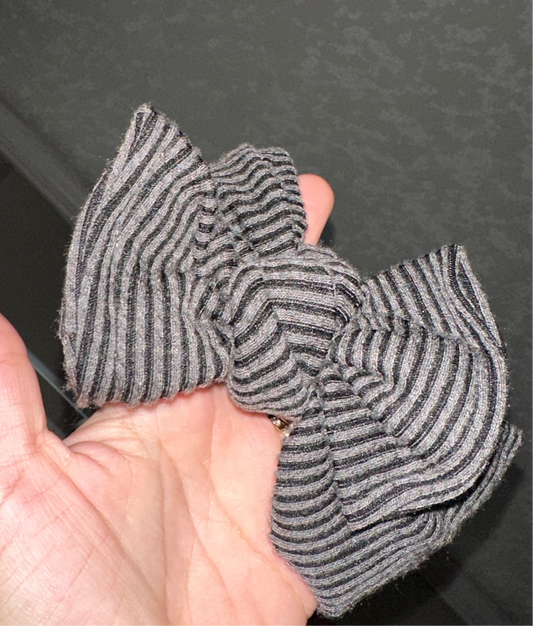 Charcoal with black texture ( the perfect bow )