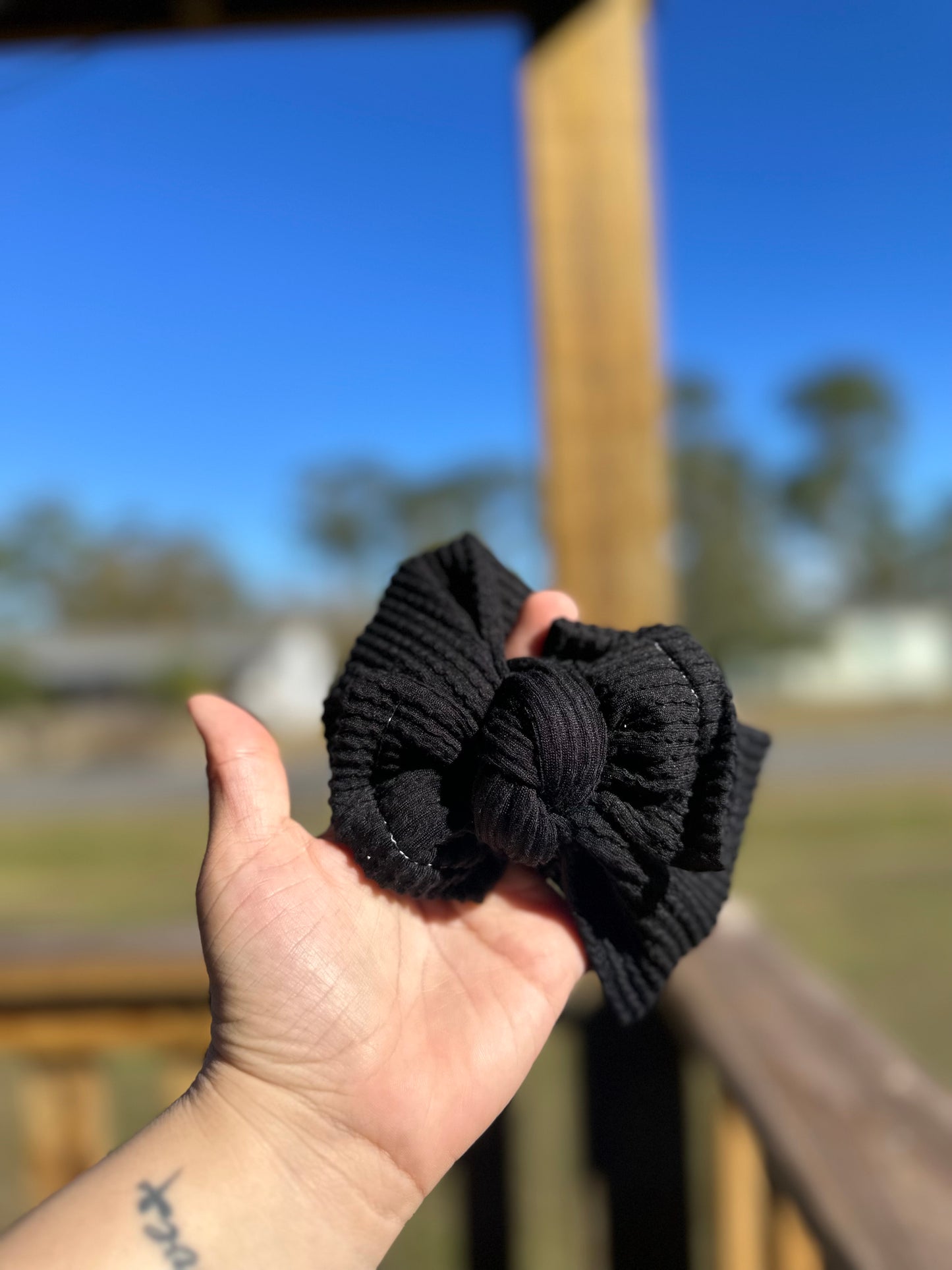 Ribbed Black ( the perfect bow )